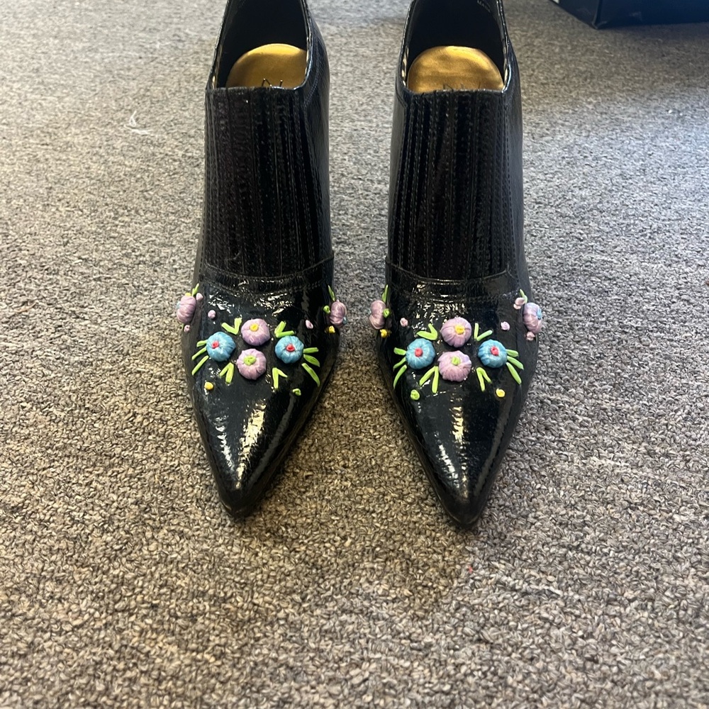 Zinc Black Heels with Pointed Toe and Jeweled Accents